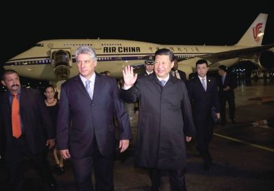 21日晚,習(xí)近平乘坐的專機(jī)抵達(dá)哈瓦那何塞·馬蒂國(guó)際機(jī)場(chǎng)。古巴國(guó)務(wù)委員會(huì)第一副主席兼部長(zhǎng)會(huì)議第一副主席