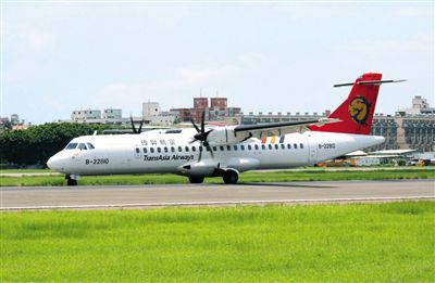 一架停在地面的臺(tái)灣復(fù)興航空ATR72型客機(jī)。昨日，一架高雄飛往馬公的復(fù)興航空ATR72-500型客機(jī)在澎湖發(fā)生緊急迫降意外，事故航班號(hào)GE222。新華社發(fā)