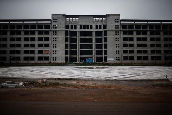 2014年7月11日，安徽省宿州市蕭縣，空置廢棄的縣政府新大樓。 澎湃新聞 楊一 圖