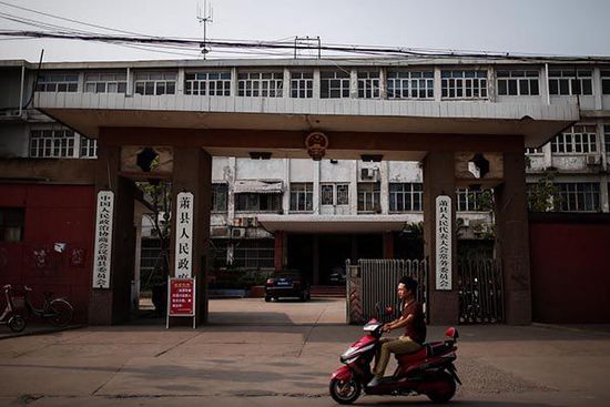 這是一座老城區(qū)的四層老式辦公樓。