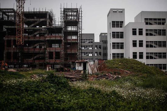 2014年7月11日，安徽省宿州市蕭縣，荒棄的政府新辦公樓前荒草一片。 澎湃新聞 楊一 圖