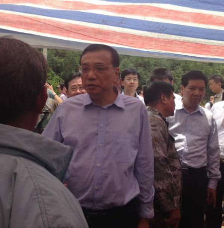 走進(jìn)帳篷，總理就握住蔡官耀的雙手說：“不行，這個(gè)帳篷太簡易了”。說完這句，叮囑蔡官耀，“不能回家住”