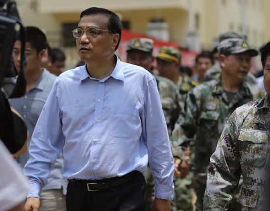 　8月4日，中共中央政治局常委，國務(wù)院總理李克強(qiáng)在云南魯?shù)榈卣馂?zāi)區(qū)察看災(zāi)情。