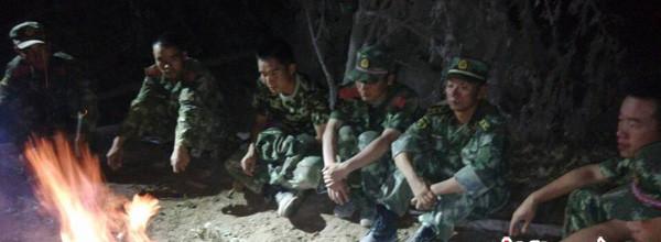 8月5日晚，受困官兵等待天亮以后的救援。