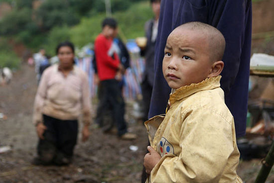 帳篷有限，尚有不少村民沒(méi)有地方躲雨。澎湃新聞 程藝輝 圖
