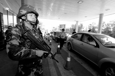 武警持槍警戒進(jìn)駐檢查站。