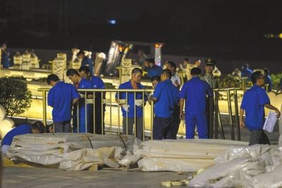 昨晚，工作人員正在為金水橋安裝金色護(hù)欄。京華時(shí)報(bào)記者潘之望攝