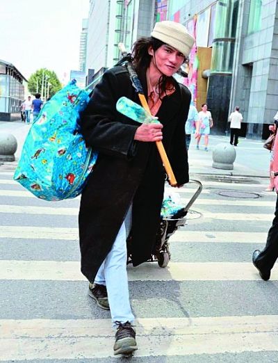 在武廣附近拍攝到的拾荒男。
