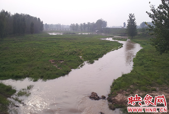 丹水入庫(kù)，干涸的白龜山水庫(kù)因?yàn)橛辛说そ?xì)水的滋潤(rùn)，漸漸有了生機(jī)。