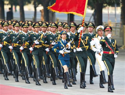 昨日，151人最大陣容的三軍儀仗隊，著新式禮賓服接受檢閱。這也是解放軍儀仗隊、軍樂團(tuán)新式禮賓服首次亮