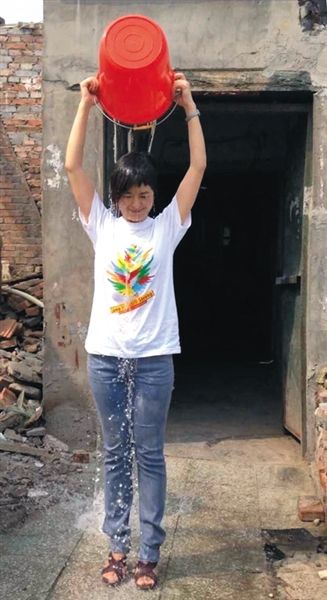 20日下午，央視主持人張泉靈參與“冰桶挑戰(zhàn)賽”。圖片來自微博