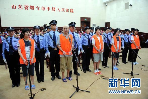 8月21日，被告人張帆、張立冬、呂迎春、張航、張巧聯(lián)到庭。法庭逐一核對被告人身份。