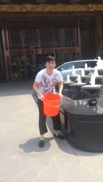 王思聰在進(jìn)行冰桶挑戰(zhàn)。