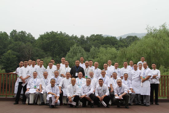 幾十位光頭廚師的大合照。 花惠生 供圖