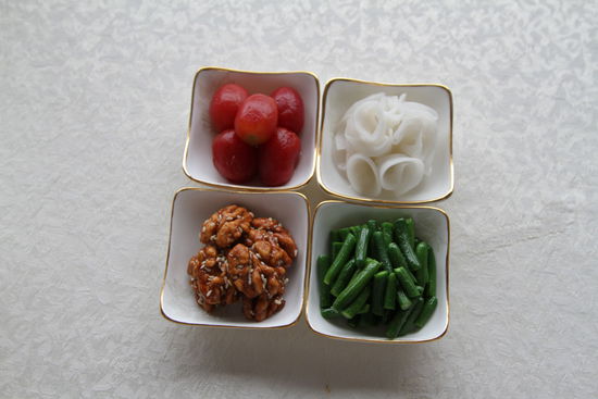 四調(diào)味：圣女果、蓮藕、核桃仁、小黃瓜。 花惠生 供圖