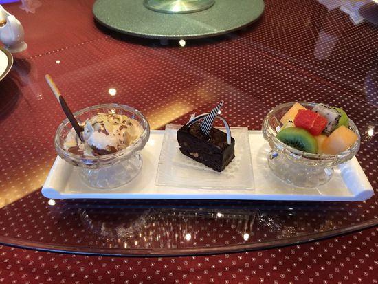 西點水果拼盤、巧克力布朗尼、冰淇淋。 花惠生