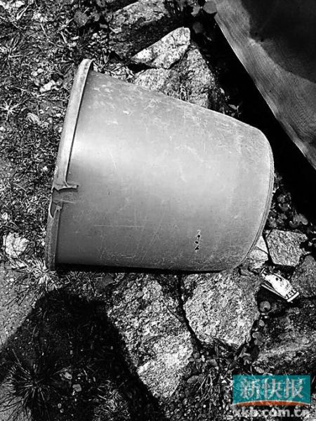 　　事發(fā)現(xiàn)場(chǎng)發(fā)現(xiàn)的彈孔。