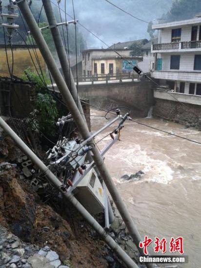 9日以來，陜西省鎮(zhèn)巴縣持續(xù)出現(xiàn)強(qiáng)秋淋天氣，21鎮(zhèn)不同程度受災(zāi)，電力、交通、移動通訊一度中斷。