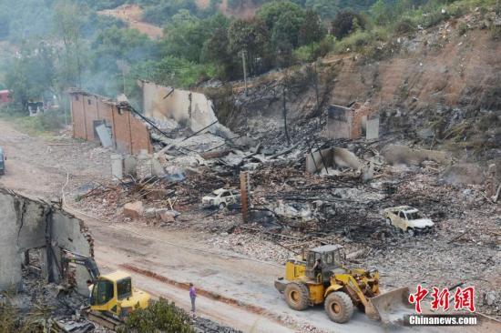 9月23日上午，花炮廠清理工作正在進行，山谷內(nèi)的廠房已被爆炸夷為平地。中新社發(fā) 楊華峰 攝
