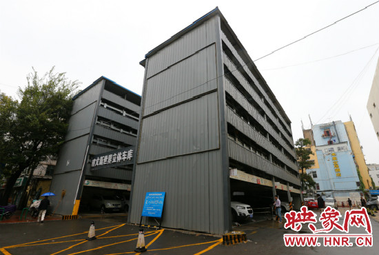 目前，市區(qū)內(nèi)的停車場(chǎng)數(shù)量還不能滿足廣大市民的需求。