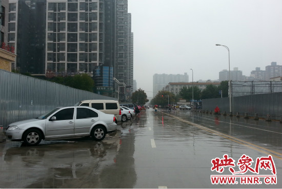 由于停車場(chǎng)分配不均，廣大私家車主選擇將車停在路邊。