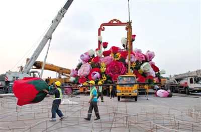 吊裝現(xiàn)場。昨晚，天安門立體主花壇“祝福祖國”完工，今天起供游人參觀。
