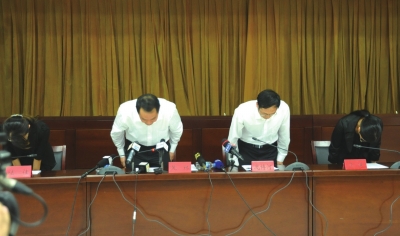 昆明通報明通小學踩踏事故原因，官員鞠躬致歉。圖/東方IC