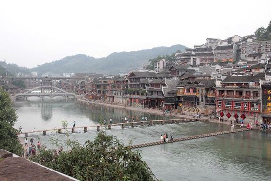 鳳凰古城以被吐槽七次高居最想吐槽榜榜首，而這七次吐槽全部來自在鳳凰古城隨機(jī)采訪的10名游客中。