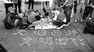 　志愿者用撿來的煙頭，拼起了“無煙西湖”圖案 通訊員供圖