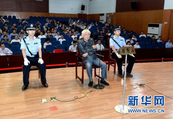 9月29日，方廣云在庭審現(xiàn)場(chǎng)。當(dāng)日，“合肥房叔”腐敗窩案核心人物方廣云在安徽省廬江縣出庭受審。 新華社記者 郭晨 攝