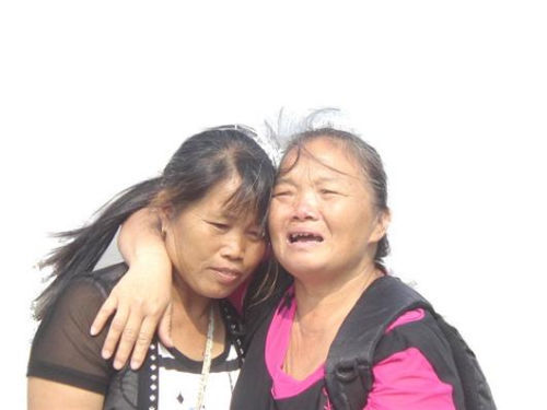 見到救命恩人魏冬桂（左），沈愛蘭十分激動