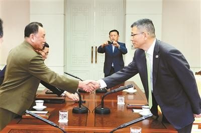 10月15日，韓國國防部國防政策室室長柳濟升和朝鮮人民武裝力量部偵查總局局長金英哲分別率團出席板門店