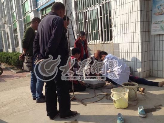 醫(yī)生正在對女嬰舅媽進行現場洗胃處理