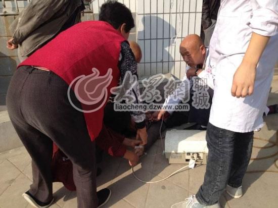 醫(yī)生正在對女嬰舅媽進行現場洗胃處理