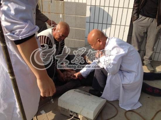 醫(yī)生正在對女嬰舅媽進行現場洗胃處理