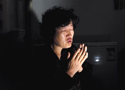 昨日,呼格吉勒?qǐng)D的媽媽尚愛云在內(nèi)蒙古呼市家中講述這些年來的上訪經(jīng)歷。本版圖片/新京報(bào)記者 郭鐵流