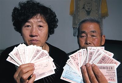 尚愛云夫婦展示上訪留下的車票,這些只是一部分。