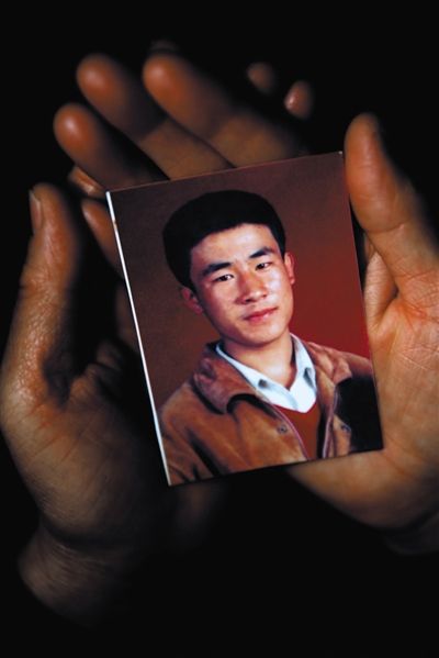 尚愛云捧著兒子的照片。