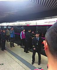 昨日18時57分，北京地鐵5號線惠新西街南口一女子遭遇不幸。昨晚9時記者在中日友好醫(yī)院發(fā)現(xiàn)女子已不幸身亡，女子遇險是被夾在安全門和地鐵門中間，列車啟動后掉下站臺。