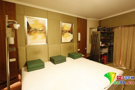 雖然在五星級(jí)飯店房間駐守，但武警官兵自帶被褥及生活用品，將兩張單人床拼成三人通鋪使用。