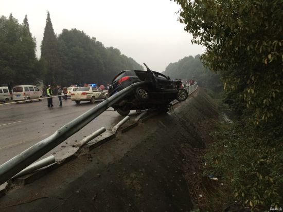 瘋狂途觀撞人逃逸又惹禍，一家四口殞命車輪