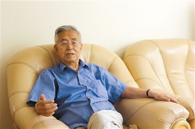 楊維駿 歷任云南省政協(xié)副主席等職。89歲高齡的楊維駿為12名失地農(nóng)民代表開(kāi)道，到云南省政協(xié)反映問(wèn)題。