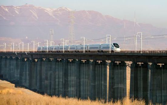 11月16日，從烏魯木齊南站首發(fā)的D8602次列車駛往哈密。