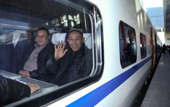 11月16日，旅客乘坐從烏魯木齊南站首發(fā)的D8602次列車。