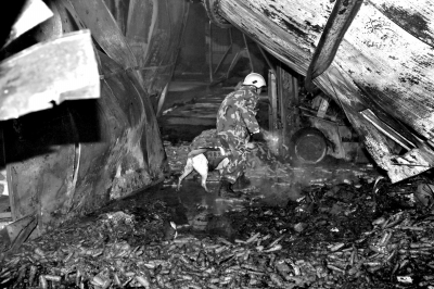 救援人員在山東壽光一食品廠火災(zāi)現(xiàn)場(chǎng)搜救。新華社發(fā)