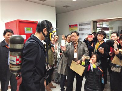 昨天，地鐵4號(hào)線(xiàn)北京南站站，地鐵工作人員為人大代表演示應(yīng)急氧氣瓶佩戴方式。新京報(bào)記者