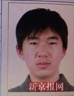 犯罪嫌疑人李小龍，27歲，唐山樂(lè)亭人。村干部說(shuō)李小龍經(jīng)常把自己關(guān)在家里