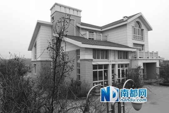 　馬超群在赤土山村村委會(huì)旁的別墅，就是以“自來水維護(hù)站”的名義拿的地。