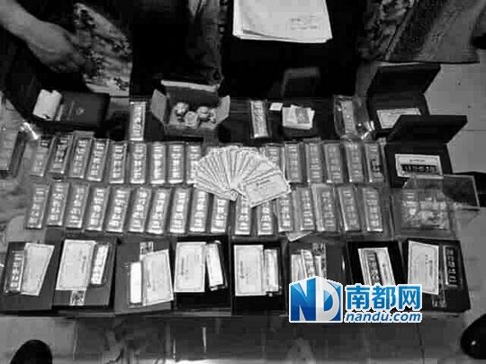 　馬超群家中金條清點(diǎn)現(xiàn)場(chǎng)。