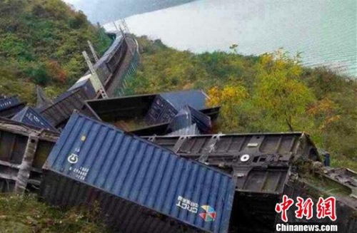 圖為脫軌現(xiàn)場(chǎng)。通訊員 毛毛 攝